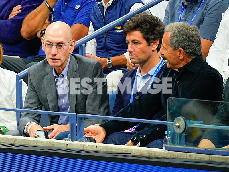 Info -  Selon ESPN, l’ancien PDG de Disney Bob Iger et Joshua Kushner vont racheter les Los Angeles Lakers pour une somme avoisinant les 12,5 milliards de dollars (10,83 milliards d’euros)