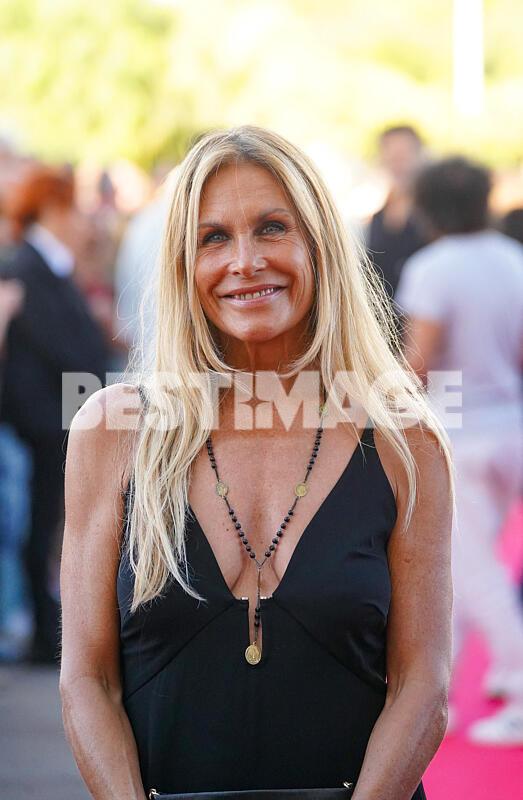 Info - Astrid Veillon est devenue blonde