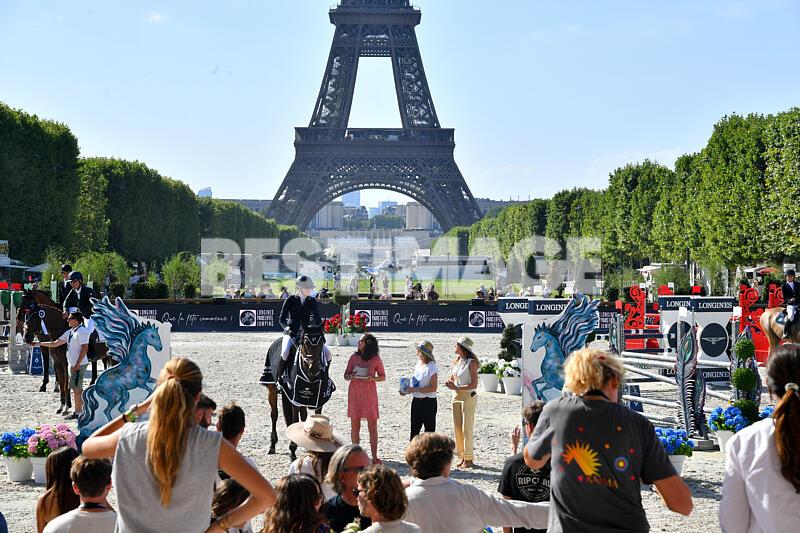 Remise du Prix du Longines Paris Eiffel Jumping de la 12?me ?dition Longines Paris Eiffel Jumping au pied de la Tour Eiffel sur le Champ-de-Mars à Paris