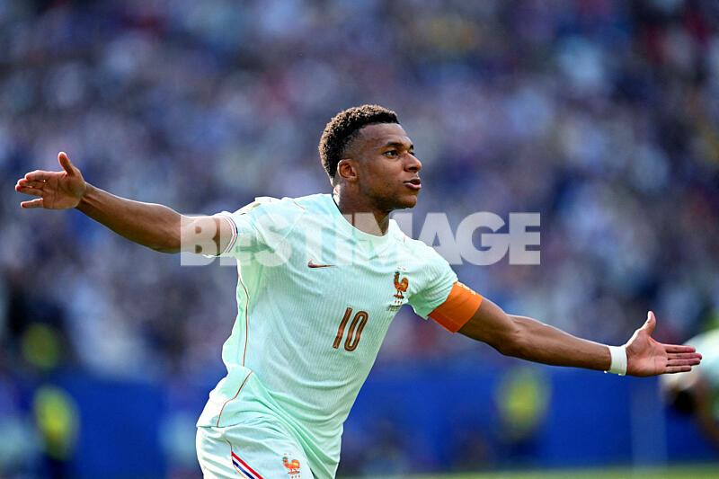 Info - Kylian Mbappé quitte Nike et signe avec l'équipementier suisse On