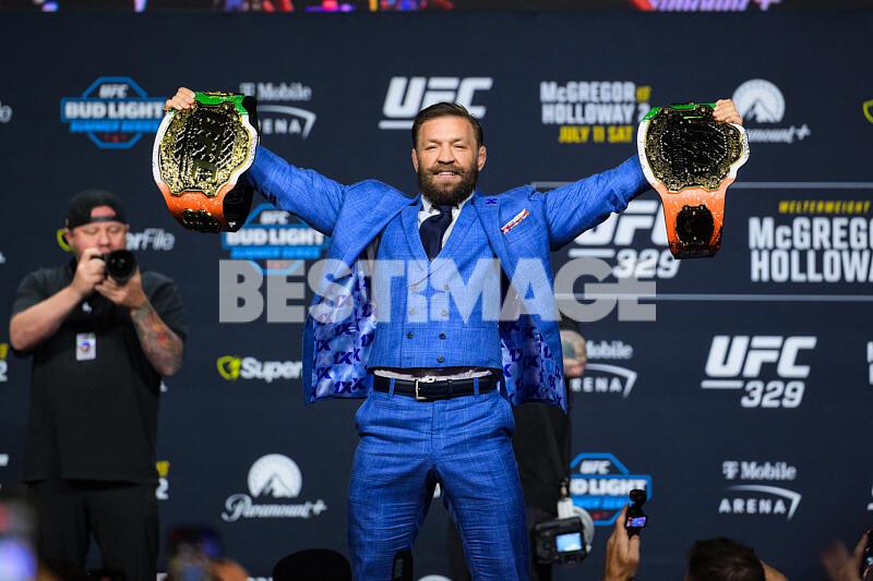Conor McGregor et Max Holloway en conférence de presse avant leur combat (UFC 329) à la T-Mobile Arena de Las Vegas