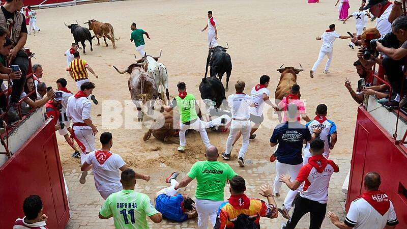 Illustrations du lâcher de taureaux lors du quatrième jour de la féria de 