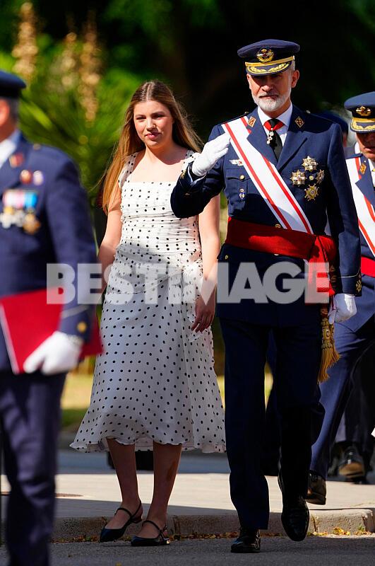 La princesse Leonor, le roi Felipe VI, la reine Letizia et l'infante Sofia d'Espagne lors de la remise des brevets d'officier à l'Académie générale de l'air et de l'espace (AGA) à Santiago de la Ribera