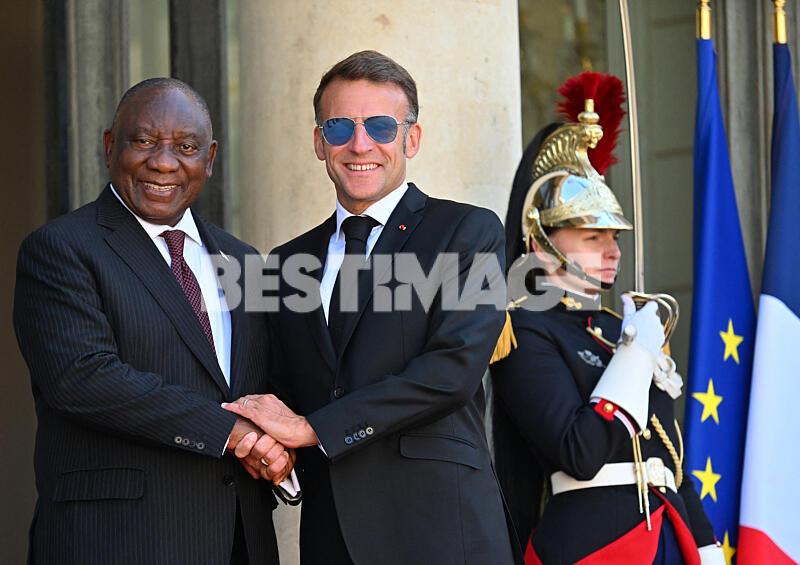 Le président français Emmanuel Macron accueille son homologue sud-africain Cyril Ramaphosa au palais présidentiel de l'Élysée à Paris