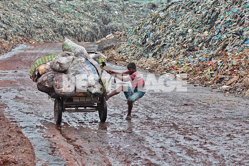 Des habitants fouillent des montagnes de déchets à la décharge de Matuail à Dacca pour y trouver des matériaux recyclables qui leur procurent un revenu quotidien