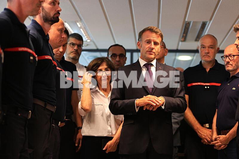 Le président Emmanuel Macron salue les équipes mobilisées pour lutter contre les incendies après une visite au centre opérationnel départemental d'incendie et de secours (CODIS) de Bordeaux, suite aux feux de forêt survenus dans la région