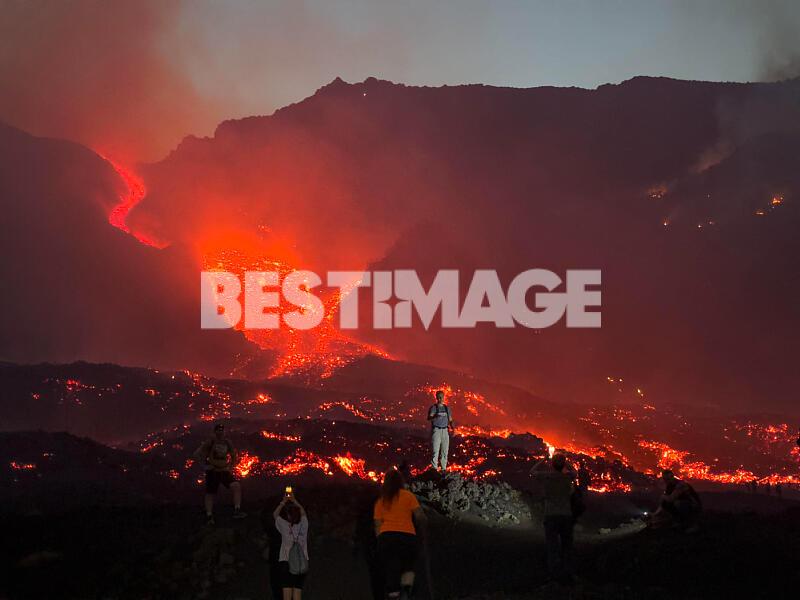 À l'Etna, le front de coulée descend jusqu'à une altitude de 1 300 mètres