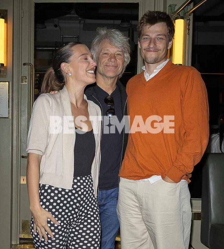 Exclusif - Millie Bobby Brown sort dîner avec son mari Jake Bongiovi et son père Jon Bon Jovi chez Dorian à Londres
