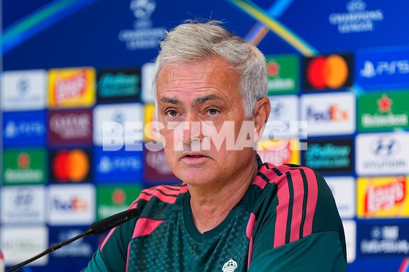 José Mourinho, l'entraîneur du Real Madrid, participe à la conférence de presse à Madrid, la veille du match contre le FC Internazionale Milano