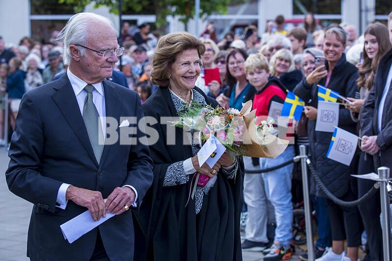 Le roi Carl XVI Gustav et la reine Silvia de Suède visitent le musée Rörstrand, à l'occasion du tricentenaire de la manufacture de porcelaine Rörstrand à Lindkoping
