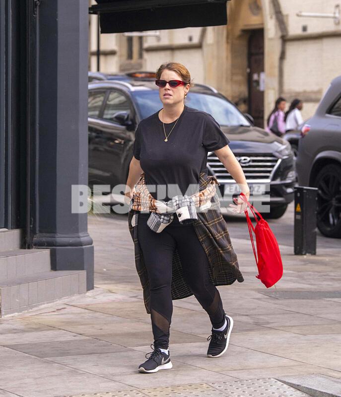 Premières photos de la princesse Eugenie d’York depuis la naissance de sa fille Adelaïde, dans le quartier de Notting Hill à Londres