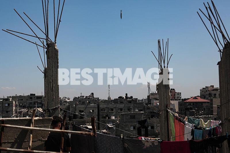 Un missile tiré par des avions a frappé la maison de la famille Al-Masri dans le camp de réfugiés d’Al-Shati, à l’ouest de la ville de Gaza