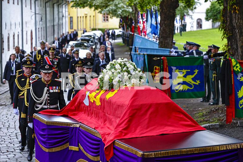 Funérailles du roi Harald V de Norvège : procession de la cathédrale de Oslo vers la Citadelle d'Akershus