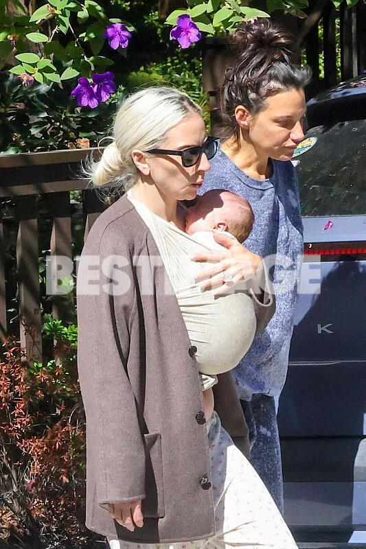 Info - Lady Gaga et son compagnon Michael Polansky ont accueilli, via mère porteuse, une petite fille prénommée Rose Bean Polansky le 9 juin dernier
