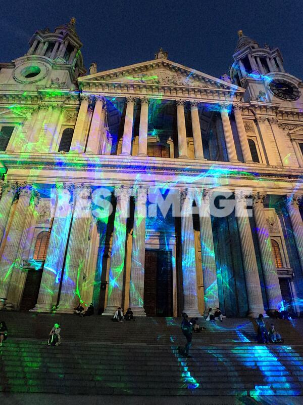 L'artiste Mykola Kabluka habille en lumières  la cathédrale Saint-Paul dans le cadre du London Design Festival