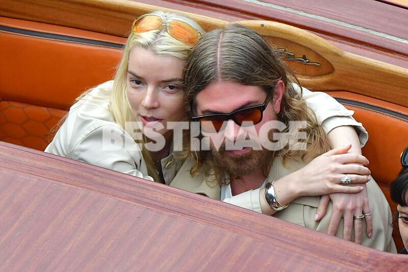 Exclusif - Prix Spécial - No web - Anya Taylor-Joy visite Venise en compagnie de son coiffeur et de sa styliste