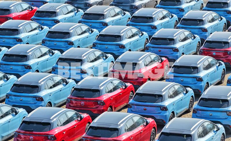 Des véhicules électriques MG4 EV fabriqués par SAIC attendent d'être chargés sur un navire pour l'exportation, sur un parc de stockage automobile à Yantai, dans la province du Shandong (Chine)