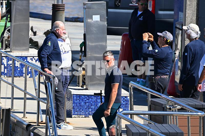 Le roi Juan Carlos d'Espagne part en bateau à Sanxenxo avec l'infante Elena et María Zurita
