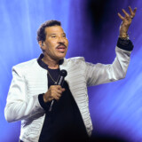 Info - Lionel Richie hospitalisé en soins intensifs après un malaise en plein concert