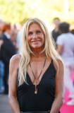 Info - Astrid Veillon est devenue blonde