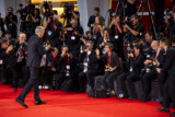 Info - George Clooney se glisse derrière l'objectif d'une photographe de l'AFP
