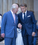 Info - Emmanuel Macron tactile avec Charles III